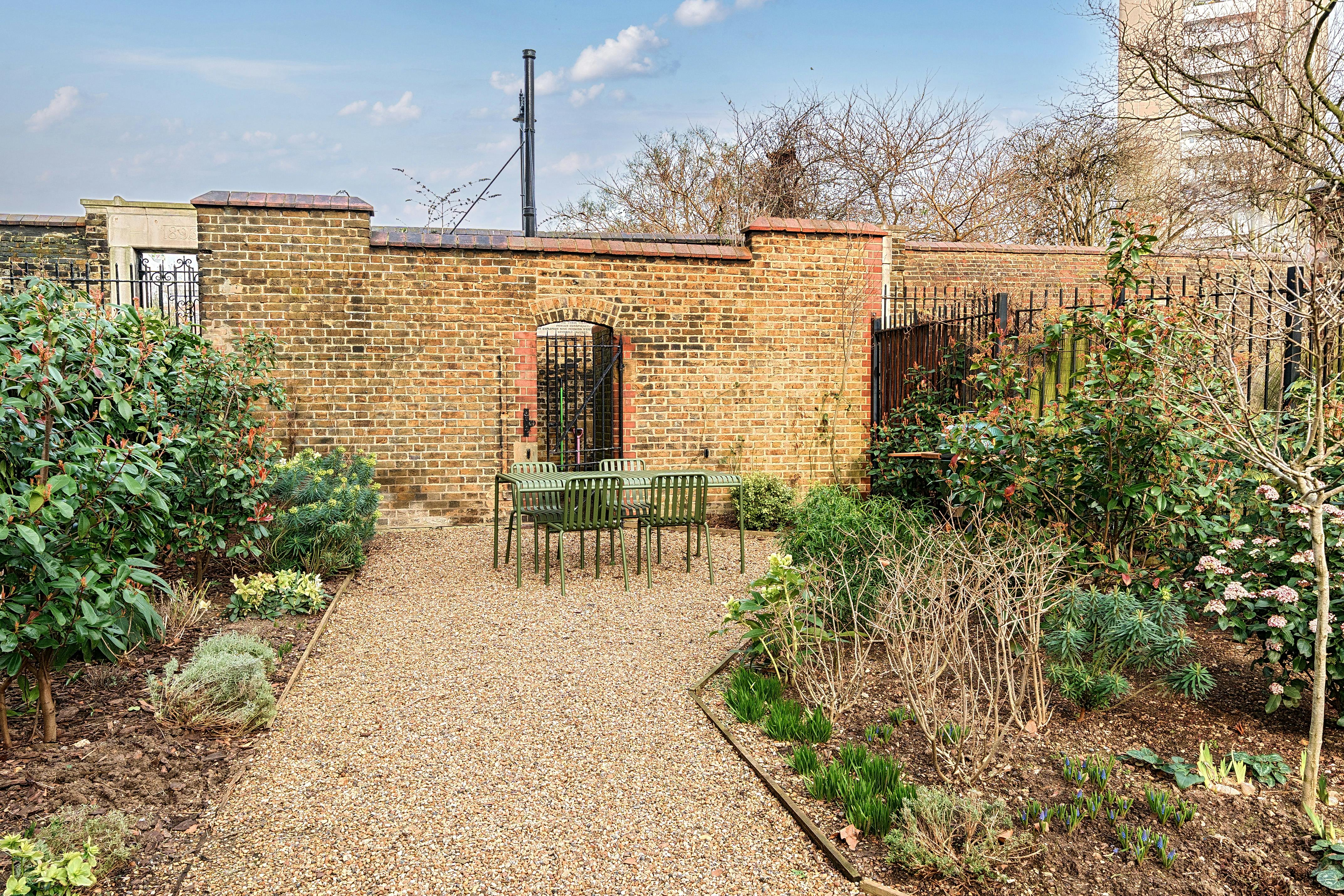 67b5c9e7145101249923 24.jpg